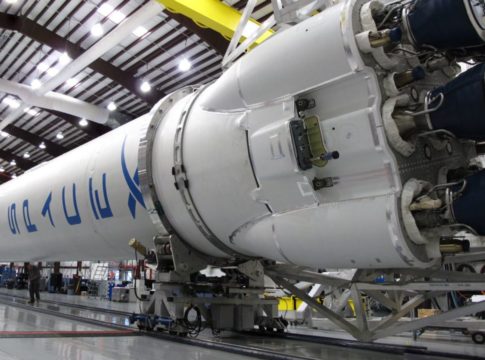 Ingegneri informatici ed elettronici hanno un ruolo cruciale nella costruzione di velivoli spaziali. Vediamo l'hardware che ha permesso a una Tesla Roadster di SpaceX di orbitare intorno al nostro pianeta e di addentrarsi nelle profondità del Sistema Solare.