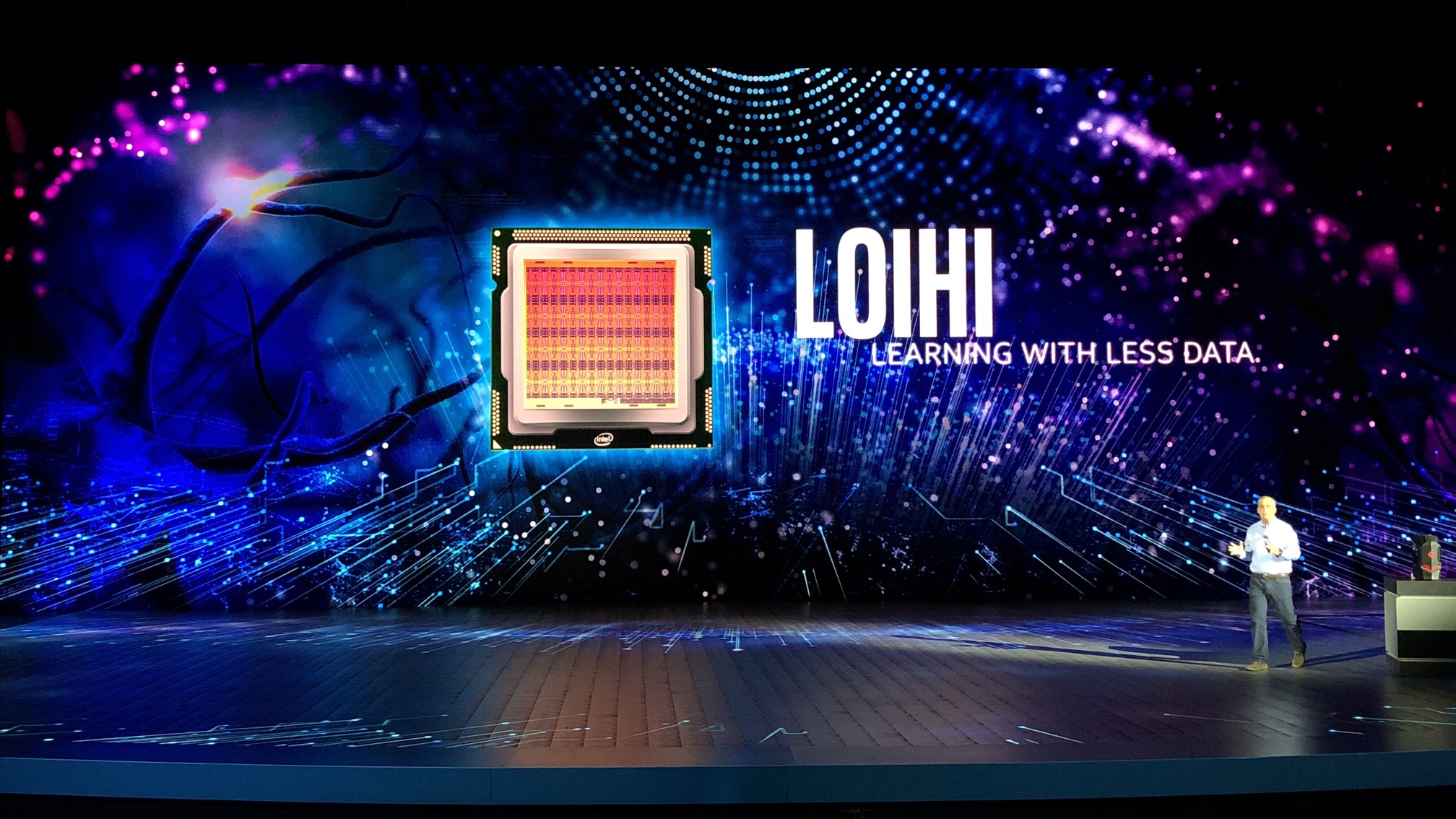 Loihi, il chip Intel che simula il funzionamento del cervello umano, arriva su una chiavetta USB per migliorare il suo utilizzo da parte degli enti di ricerca.