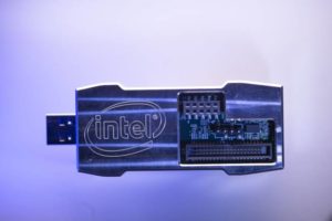 Loihi, il chip Intel che simula il funzionamento del cervello umano, arriva su una chiavetta USB per migliorare il suo utilizzo da parte degli enti di ricerca.