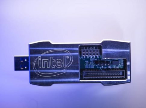 Loihi, il chip Intel che simula il funzionamento del cervello umano, arriva su una chiavetta USB per migliorare il suo utilizzo da parte degli enti di ricerca.