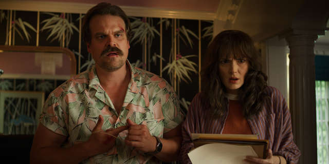 Hopper e Joyce in una scena della serie. Credits: thrillist.com