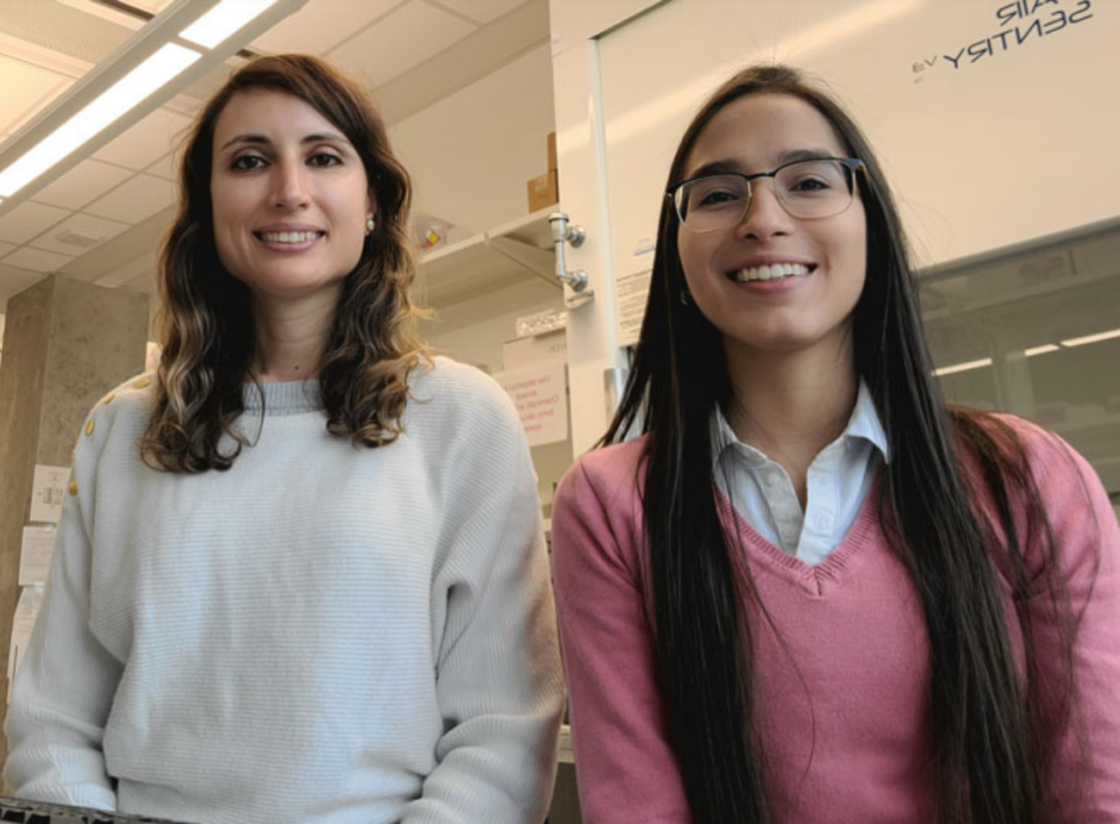 Ingegner Marina Sala de Medeiros (a sinistra) ed Ingegner Daniela Chanci nel laboratorio della Purdue University. Assieme al team di ricerca hanno lavorato alla tastiera tascabile cartacea.