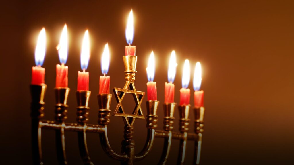 O famoso símbolo do castiçal de Hanukkah. Créditos: History.com