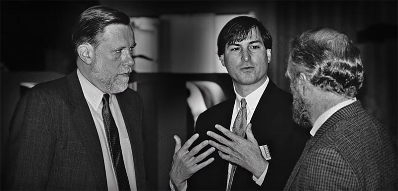 Charles Geschke insieme a Steve Jobs. I computer Apple furono i primi a utilizzare PostScript. Fonte: Fotografia.it