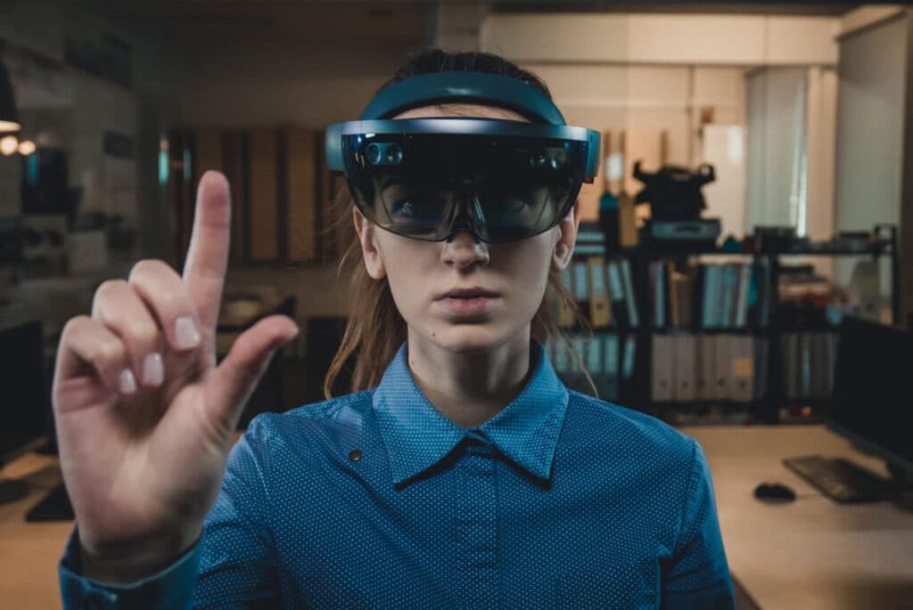 Os Hololens da Microsoft já são usados ​​em vários setores. Fonte: Dgroove