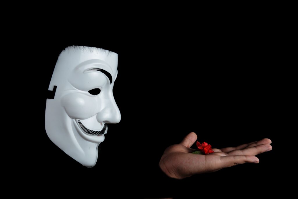 Maschera di anonymous. Attacco hacker regione lazio