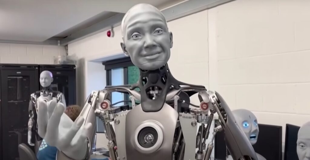 Il robot Ameca con un'espressione di sorpresa e felicità.