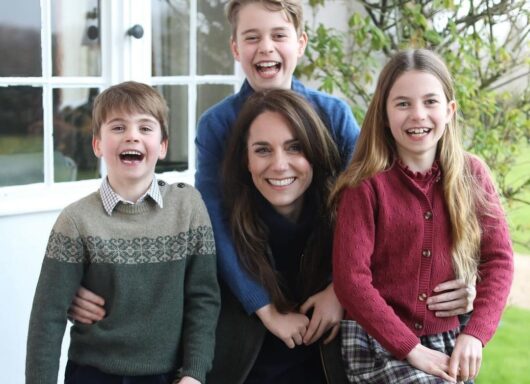 La polemica sulla foto di Kate Middleton e i suoi figli: cosa è successo