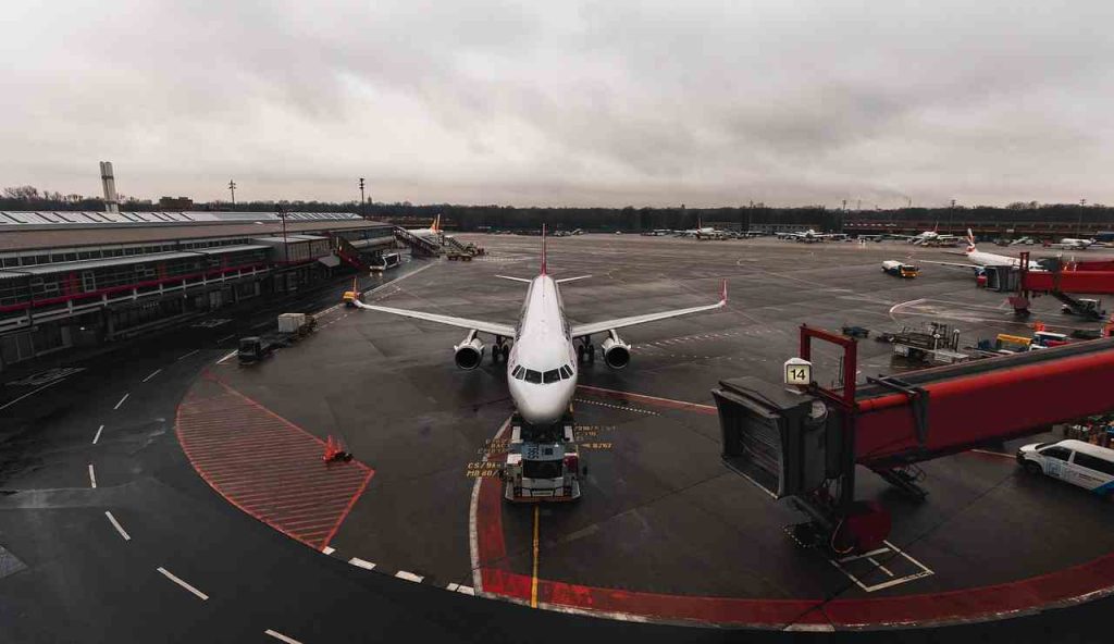 Aereo in un aeroporto