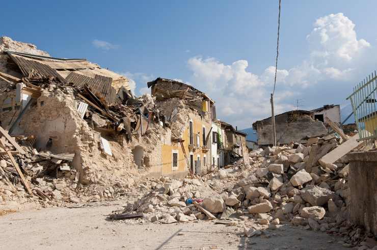 Una città distrutta dopo un terremoto (Pixabay)