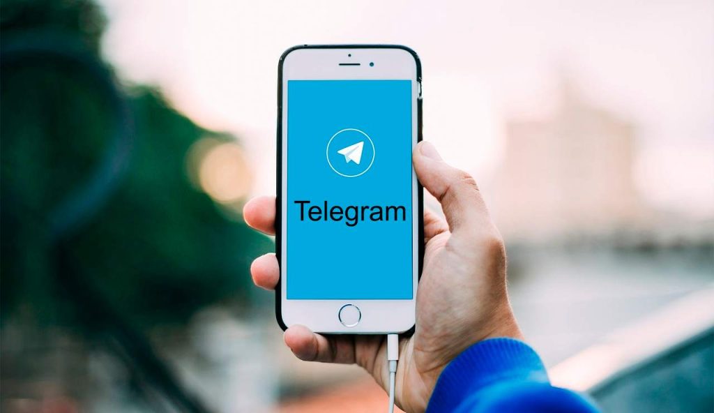 Cellulare con l'applicazione Telegram (Pixabay)