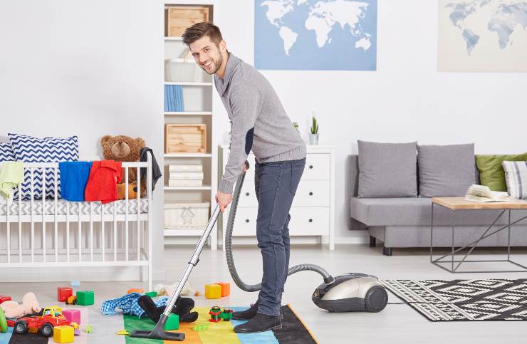 Un uomo mentre svolge lavori domestici (Depositphotos)