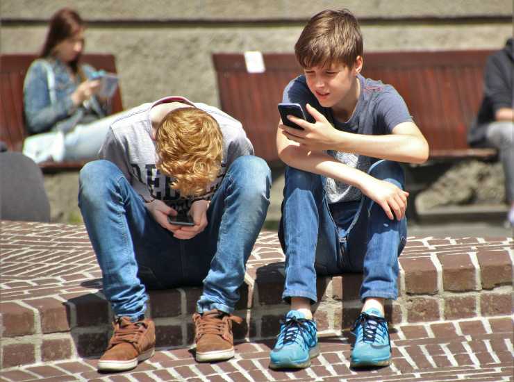 Ragazzi con smartphone (Pexels foto)