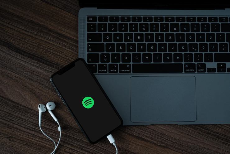 Spotify sul telefono (Pixabay foto)