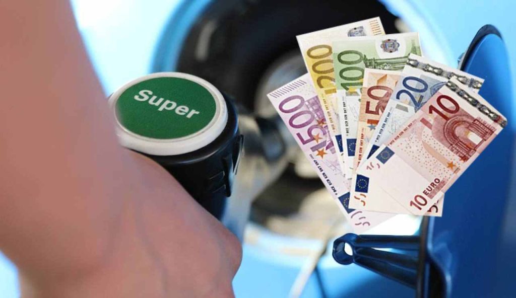 Benzina e soldi (Pixabay foto)