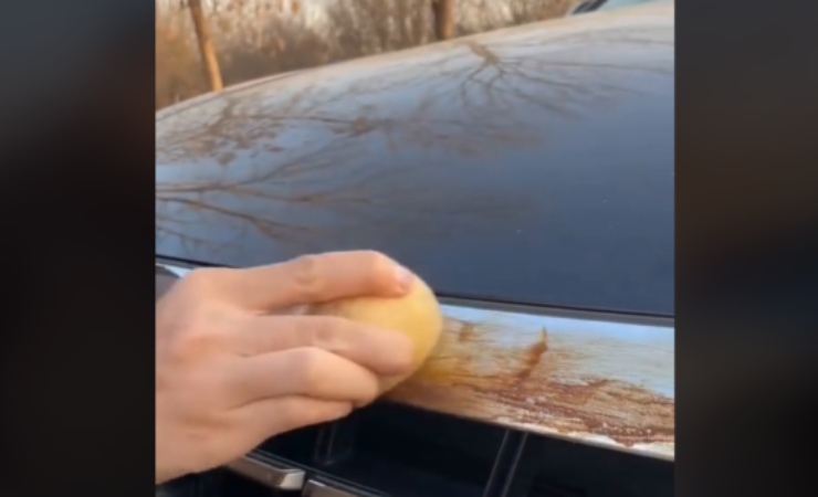 Pulire l'auto con una patata