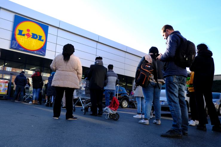 Lidl coloca pessoas na fila