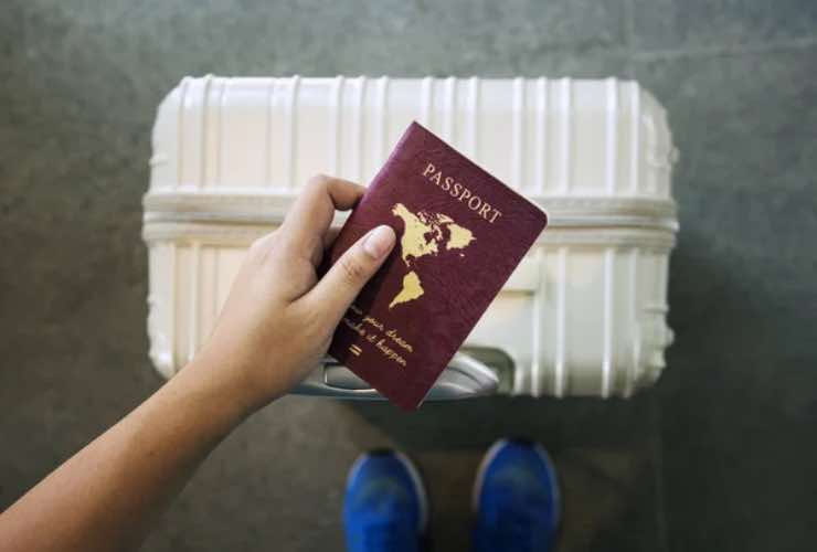 Passaporto viaggi trucco doganieri colore