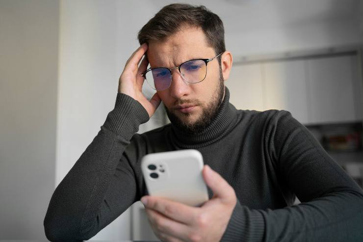 Ragazzo che riceve una chiamata sospetta al telefono