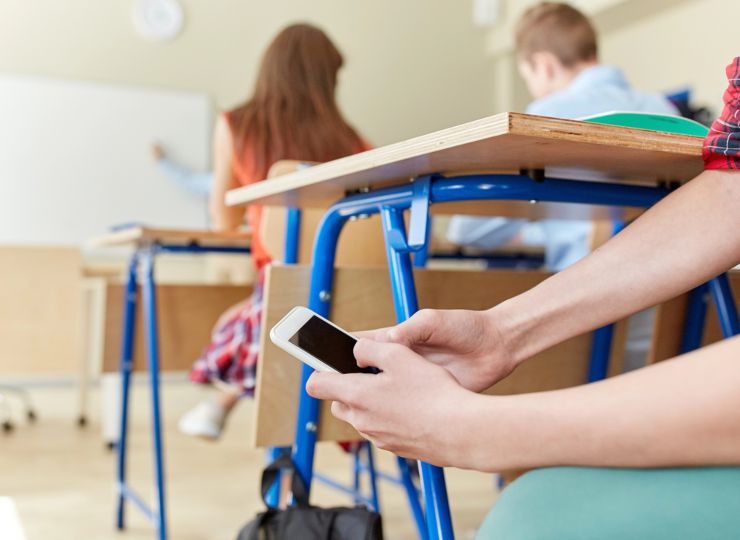 Telefone escondido na sala de aula