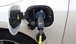 Auto ibrida plug in ricarica