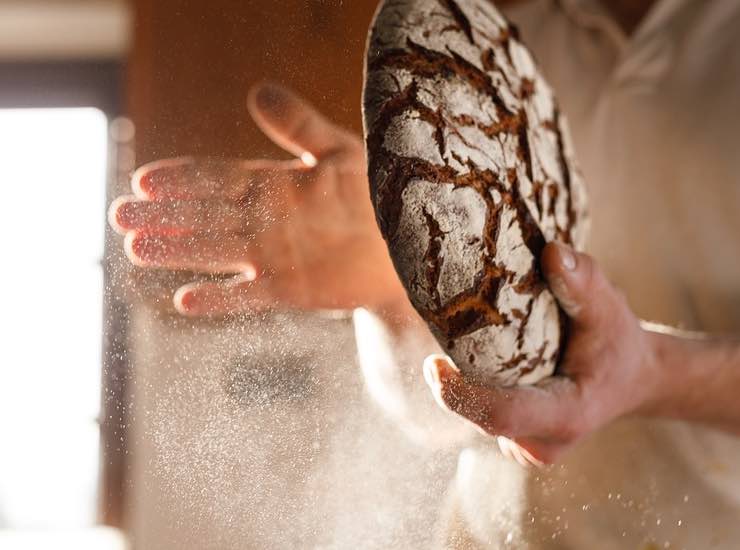 Panettiere con pane sfornato