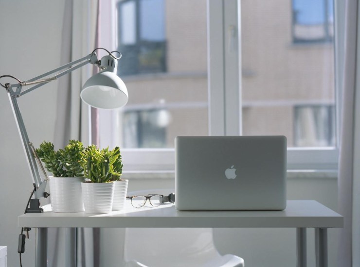 MacBook em casa na mesa