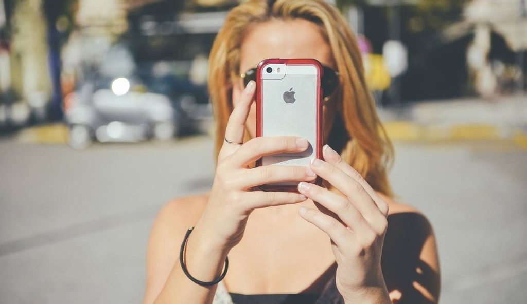 Ragazza con smartphone