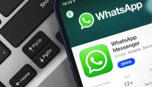 WhatsApp su telefono app